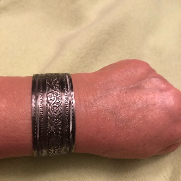 Pewter Cuff Bracelet, beautiful, 6” cuff - Picture 3 of 9